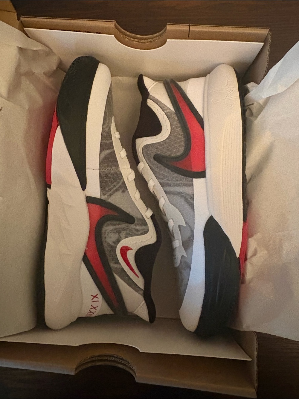 Boys Nike Shoes 2Y Kyrie 8 go